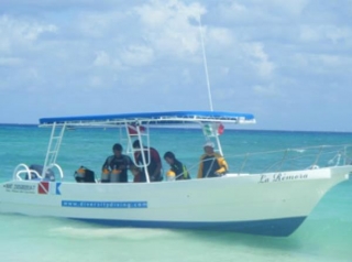  Boat to start the diving tour 